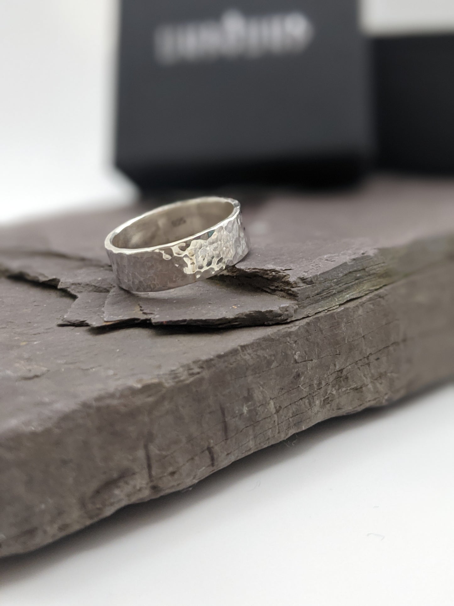 Wide band ring